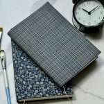 carnet artisanal couverture en tissu amovible fait main fond bleu marine foncée avec motif vintage