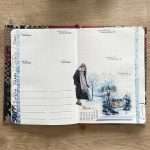 Mise en page de bullet journal hiver décorée avec masking tape et stickers, ambiance neige et illustrations hivernales poétiques