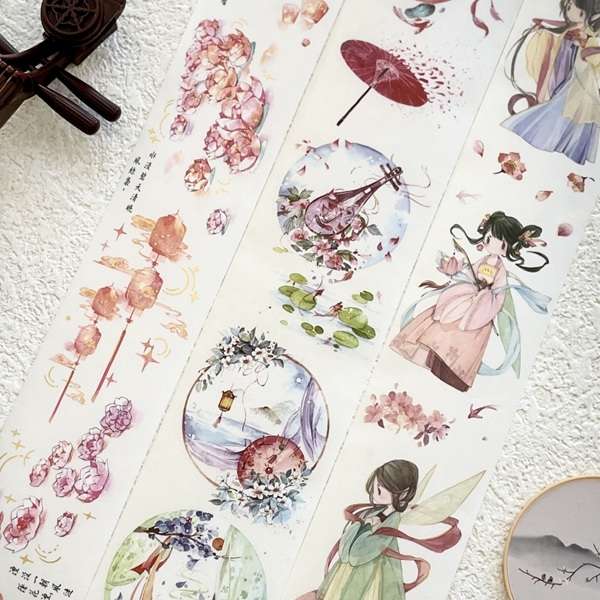 Collection de trois masking tapes washi « Le chant des lotus » avec motifs lotus, lanternes et fées, posés sur fond clair.