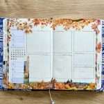 Double page de bullet journal hebdomadaire décorée de masking tape PET à feuillages d'automne et d'illustrations de ville