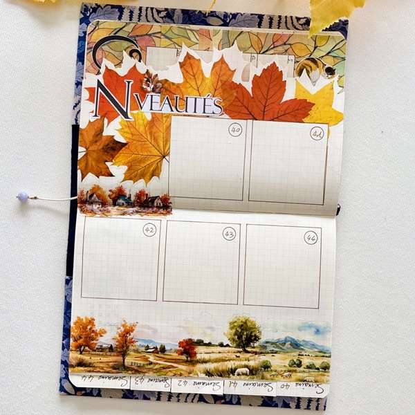 Page de journaling aux couleurs d'automne avec stickers feuilles d'érable rouges et orangées, illustrations de paysages et décoration vintage.
