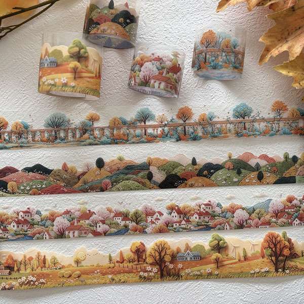 Collection de quatre masking tapes automne en PET et papier représentant des collines, villages, arbres colorés et champs dorés.